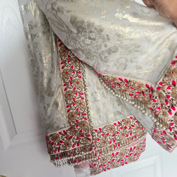 White georgette saree with pink blouse set - Picture 9 of 13